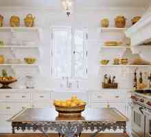 Rafturi pentru bucătărie, ca parte a interiorului original și un plus practic la gazda