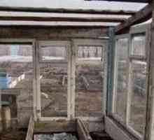 Cu efect de seră din ferestrelor vechi - o cabana confortabil pentru tomate și ardei