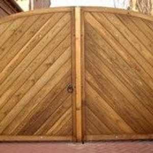 Poarta de lemn cu mâinile lor: opțiunile și metodele de construcție