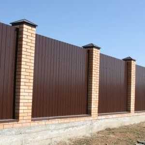 Cum de a construi rapid și eficient un gard cu stâlpi de cărămidă?