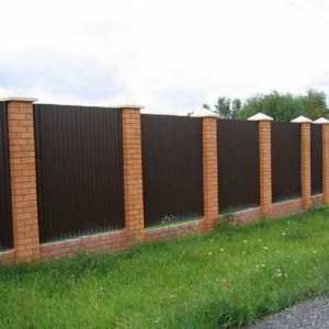 Cum de a construi un gard de carton ondulat, cu stâlpi de cărămidă?
