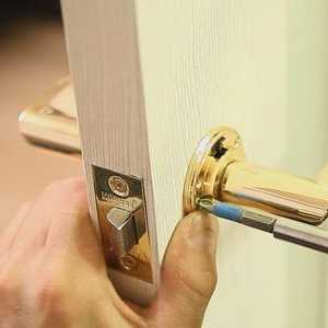 Cum se instalează în mod corespunzător mânerul de pe ușă?