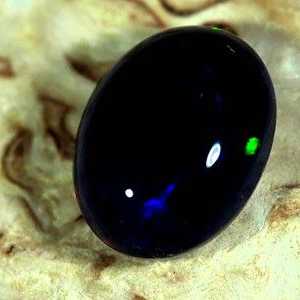 Care sunt caracteristicile opal de piatră?