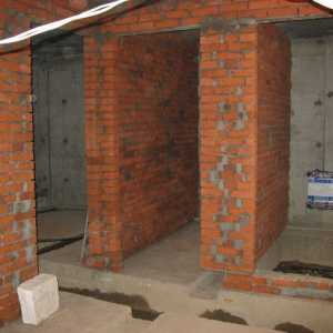 Pereți de zidărie într-o casă din cărămidă
