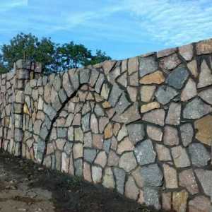 Construirea unui gard din piatră naturală, cu mâinile lor