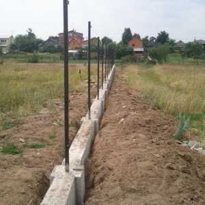 Dispozitivul de diferite tipuri de fundație pentru gard
